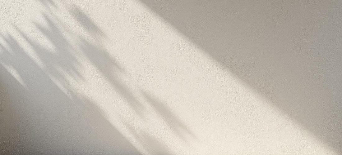 découvrez comment la lumière naturelle met en valeur les textures uniques des enduits à la chaux, apportant chaleur et authenticité à vos espaces.